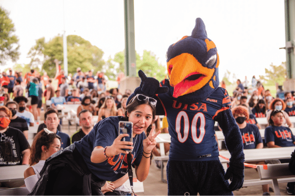 Student taking selfie with Rowdy